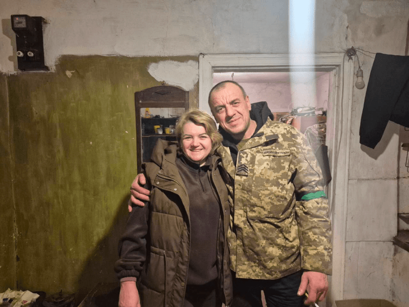 Для воїна привезла вісті з дому та посилки волонтерка-землячка Валентина Маціюк. 