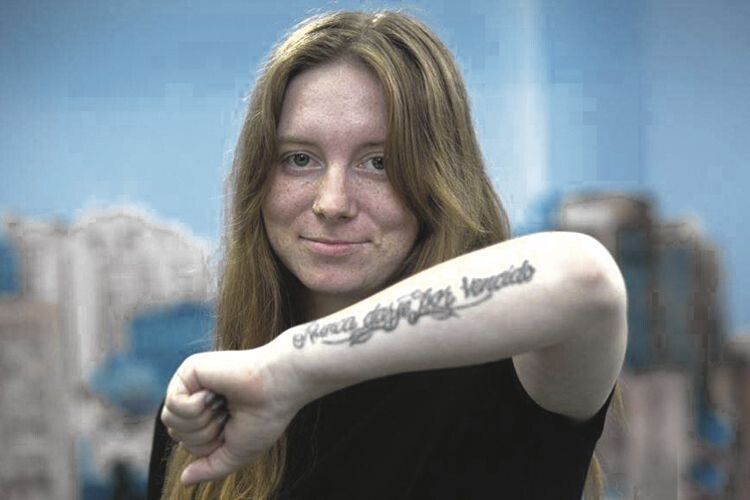 На її лівій руці — татуювання, вибите іспанською мовою: «Ніколи не здавайся». Цим гаслом вона керується  в житті. 