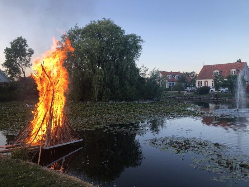 А коли багаття догоряє, над водою в небо над морями линуть національні пісні.
