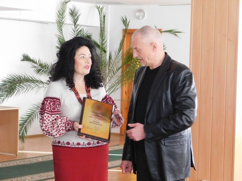 Нагороду Людмилі Стрільчук вручає Олександр Савченко.