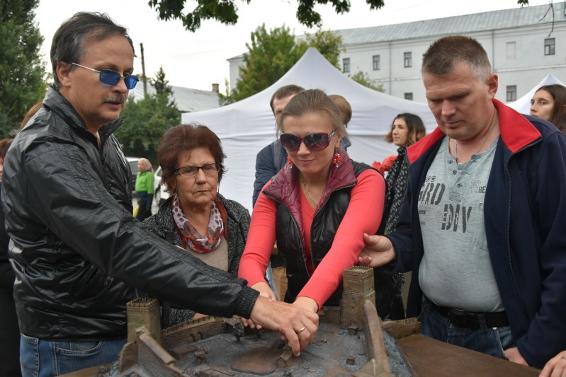 Завдяки бронзовій копії Луцького замку у незрячих людей з’явилася можливість відчути руками і отримати уяву про архітектурну форму, і, за допомогою шрифта Брайля, самостійно прочитати коротку довідку про Замок Любарта.