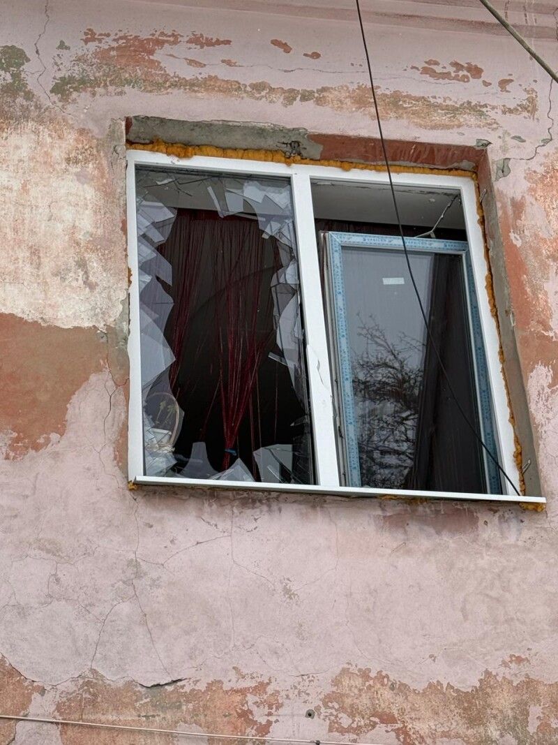 Покрівля, вікна та двері потребують заміни в цьому й сусідньому будинках.