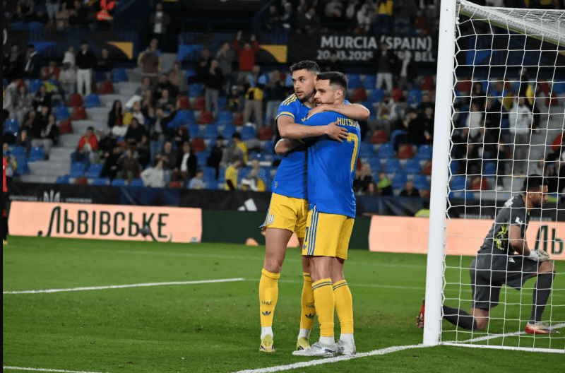 Першим прибіг привітати Олексія Гуцуляка із забитим голом Роман Яремчук.