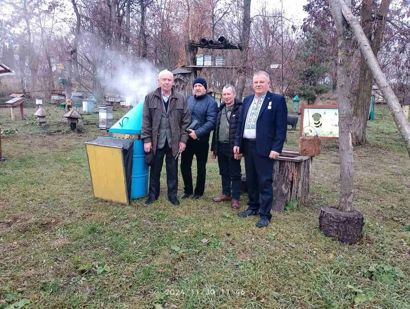 У спільному колі пасічникам є про що поговорити та й світлину зробити на згадку.