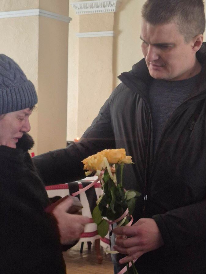 Ліна Петрівна Шлапчук не стримувала гірких сліз, отримуючи за загиблого сина Юрія Шлапчука медаль «За військову службу Україні». 