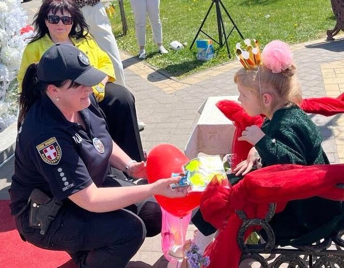 Подарунки учасникам вручала й поліцейська Інна Смага.