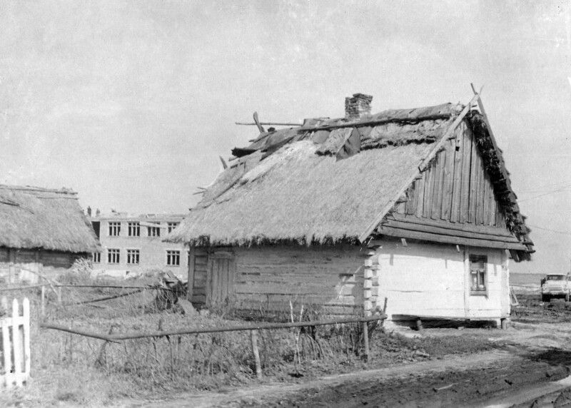 Хата Сіліків  у 1968 році, за якою будують дитячий садок.