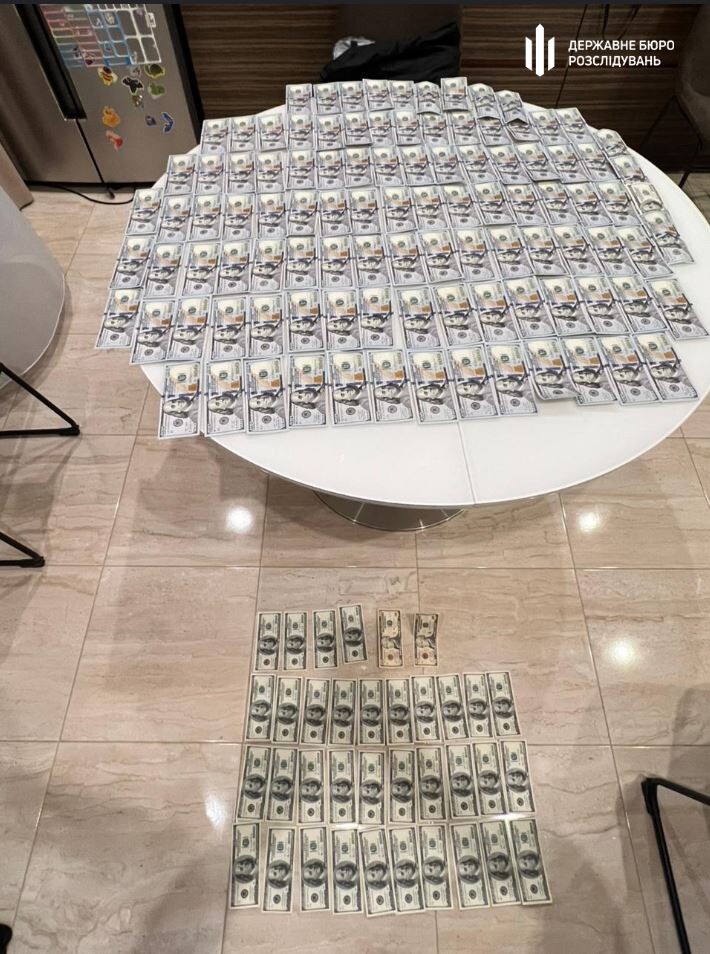 Вилучені долари на столі не помістилися...