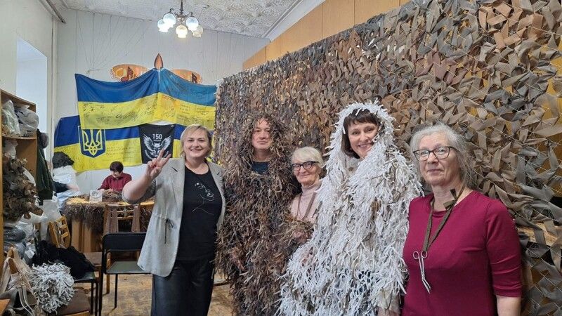 Переселенці роблять свій внесок у Перемогу: виготовляючи маскувальні сітки, вони створюють «невидиму броню» для армії.