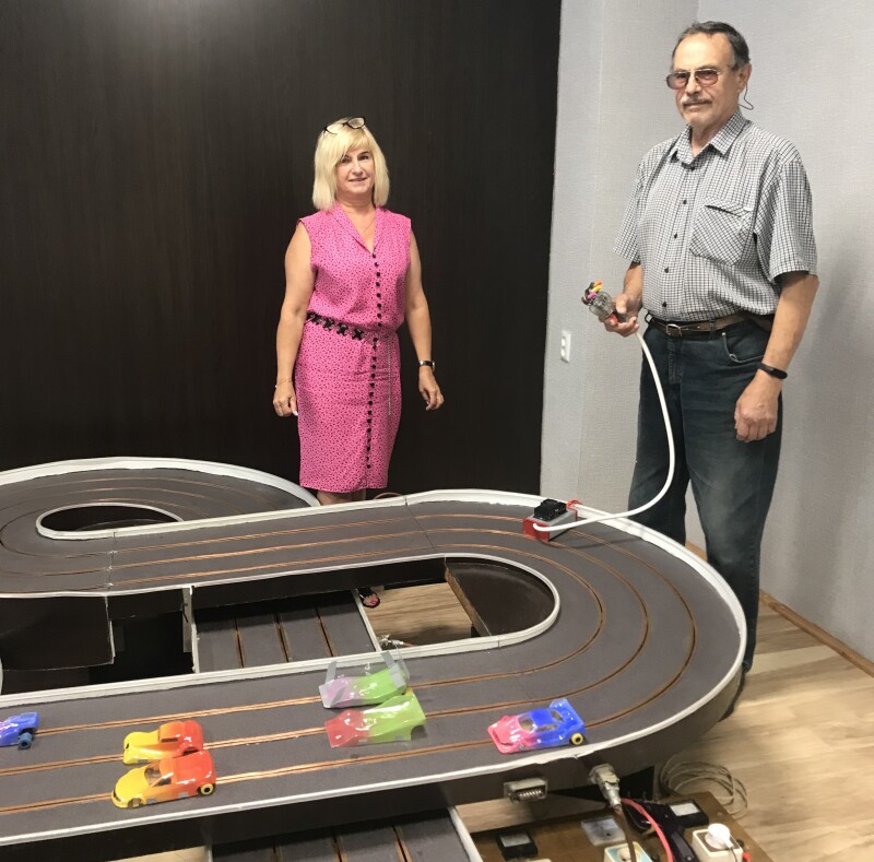 Директорка НЦДЮТ Євгенія Свистунова та вчитель Костянтин Золотухін із задоволенням демонстрували, як працює їхня «автотраса».
