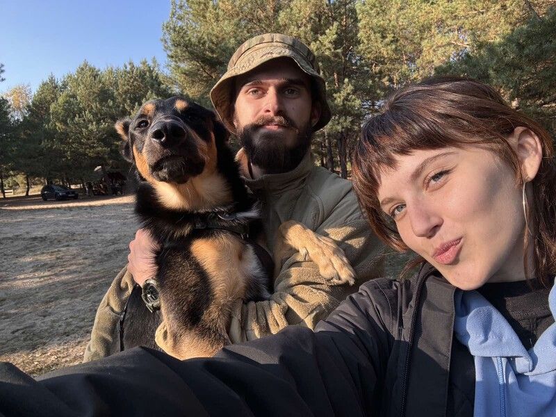 Владислав і його кохана дівчина Ксюша взяли на виховання бездомного собаку, що став їхнім улюбленцем.