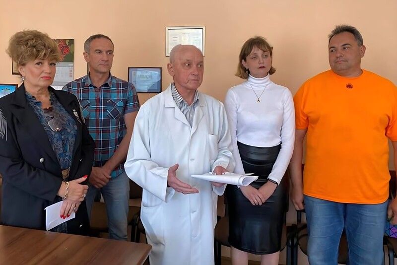 Для такої благородної справи в Нововолинську знаходяться спонсори,  яким щиро дякує Володимир Середюк (у центрі).