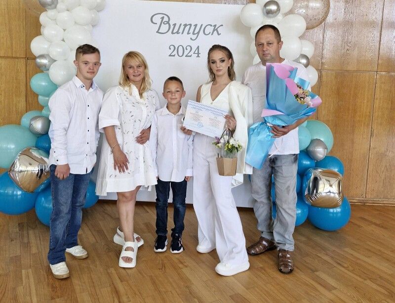У родині – свято: донька Мілана закінчила Волинський медичний інститут.
