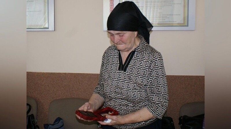 Матір полеглого військового Павла Бурця на врученні відзнак свого сина, 1 липня 2025 року. Фото: Рожищенська міська рада.