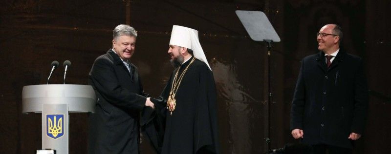 Президент Петро Порошенко вітає митрополита Київського та всієї України Епіфанія.