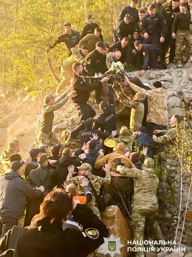 Таким міцним ланцюгом ми повинні сьогодні стояти перед Україною.