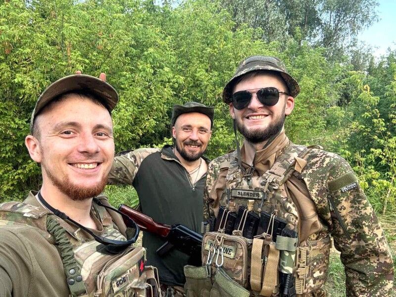 Валерій Степанюк із бойовими побратимами (зліва направо): Богданом Лобором,  Сергієм Петруком.