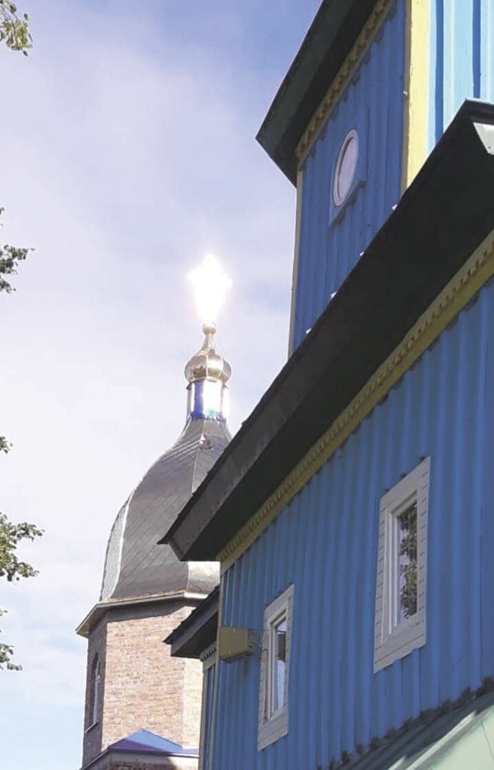 Таке неймовірної краси сяйво огорнуло хрест на куполі дзвіниці  в селі Ржищів Мар’янівської територіальної громади Луцького району.
