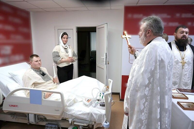 Обряд вінчання воїна з нареченою здійснив протоієрей Віталій Лопушанський – настоятель храму Різдва Пресвятої Богородиці міста Дніпра.