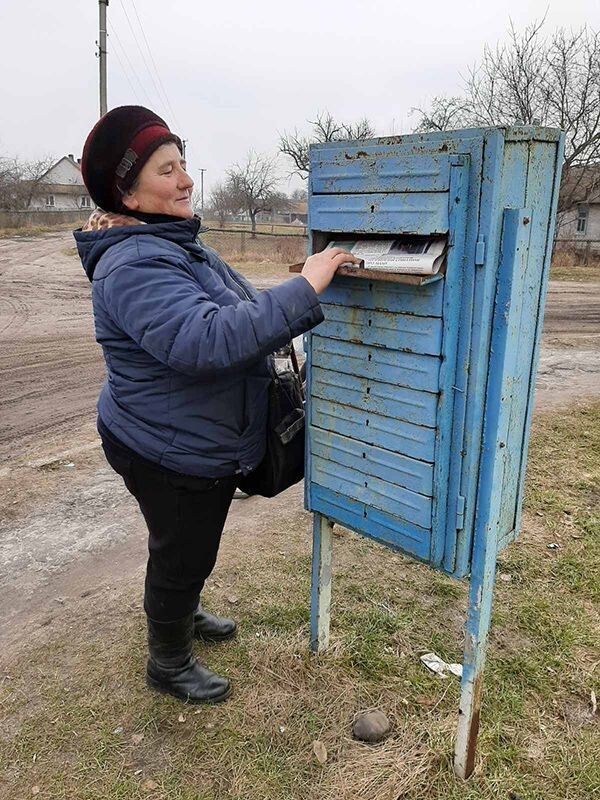 Листоноша Любов Клімчук доставляє газети в Іваномисль із Полицького поштового відділення.