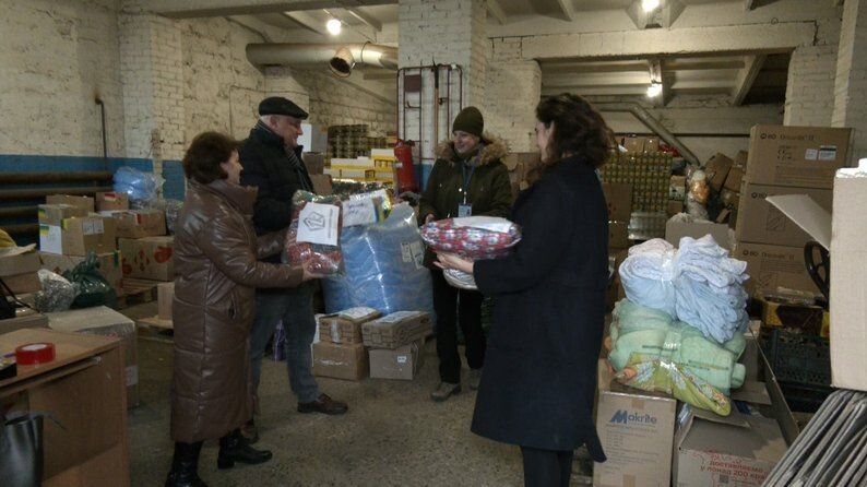 Викладачі коледжу передають спідню білизну волонтерці Вікторії Ковальчук.
