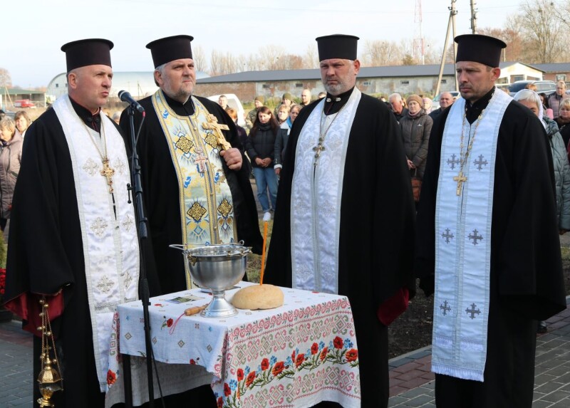 Освятили меморіал Слави священнослужителі ПЦУ на чолі з деканом Горохівського деканату Православної церкви України отцем Андрієм Сидором.