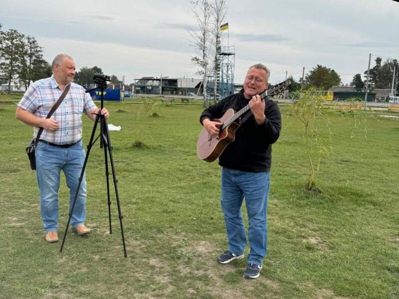  Пісня – від заслуженого діяча естрадних мистецтв України, лідера гурту «Чорні черешні» Юрія Поліщука.