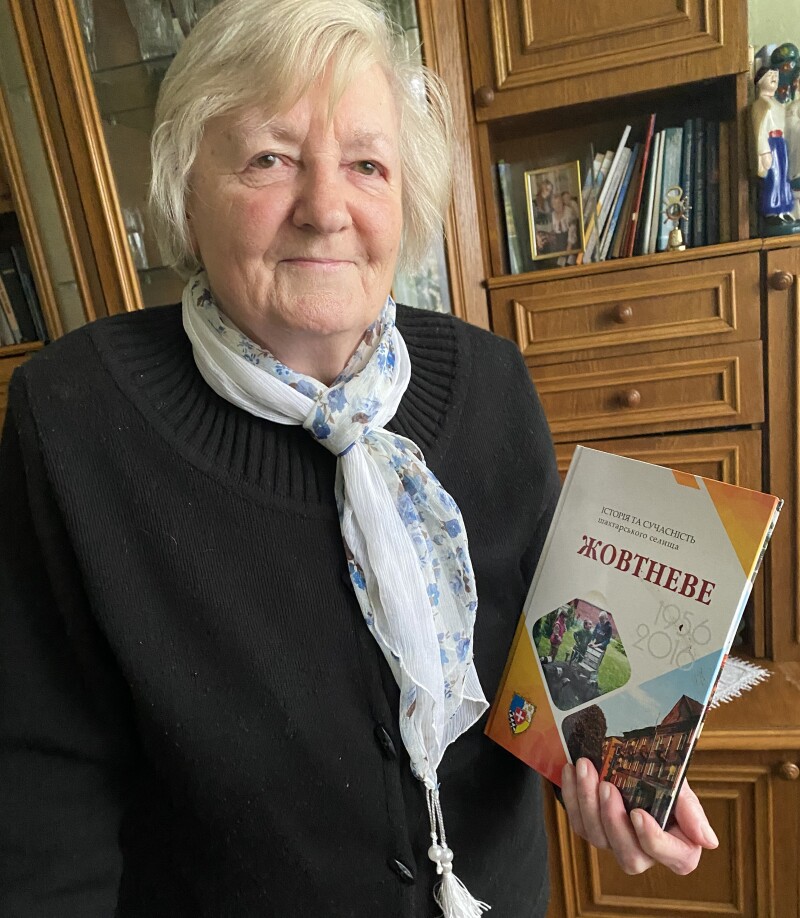 Антоніна Олексіївна радіє, що вдалося випустити в світ книгу про рідне селище – «Історія та сучасність шахтарського селища Жовтневе 1956–2016 рр.».