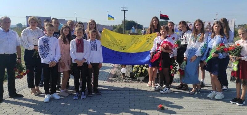 За бойовий прапор гімназисти адресують вдячність на передову, через газету «Волинь», випускнику Галичанської школи Олександрові Лагановському. 