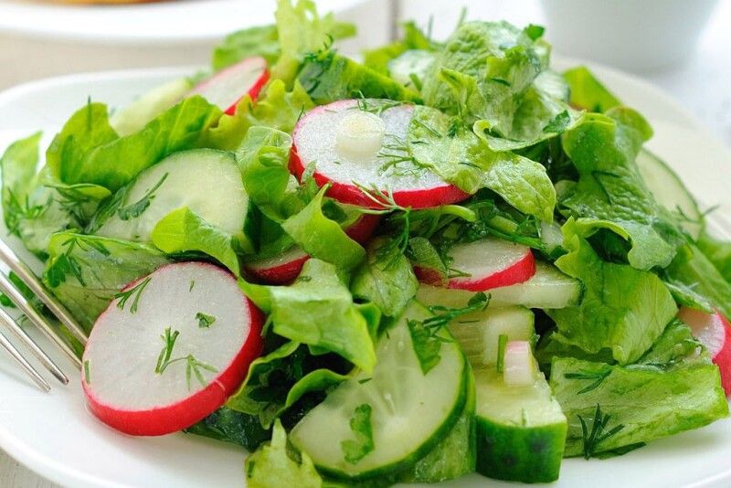 Весняні салати - джерело вітамінів.
