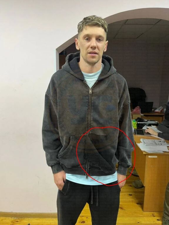 Судячи з порваної кишені на кофті, Дениса Гармаша витягували з машини силоміць... Фото: blik.ua.