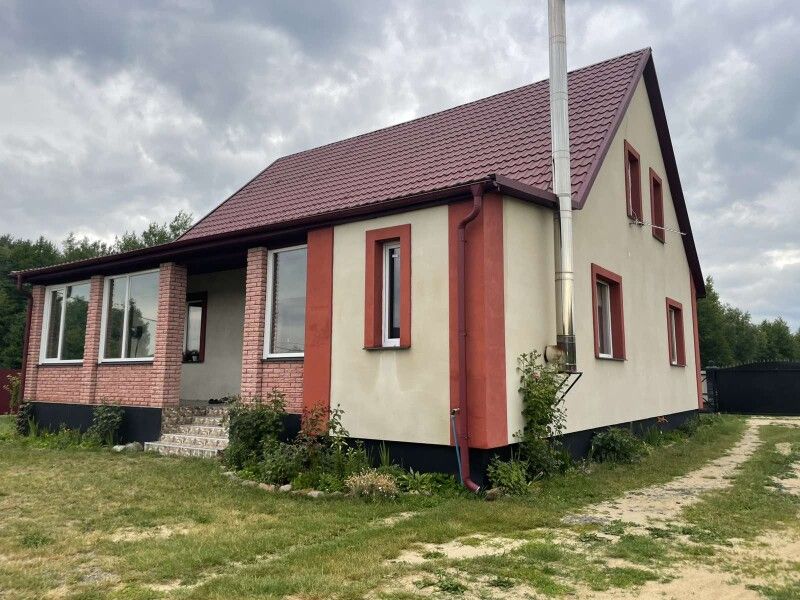 У цій ошатній хаті, де Ольга залишилася з двома дітьми, все нагадує про чоловіка, тата,  бо зроблене його працьовитими руками для дорогих йому людей.