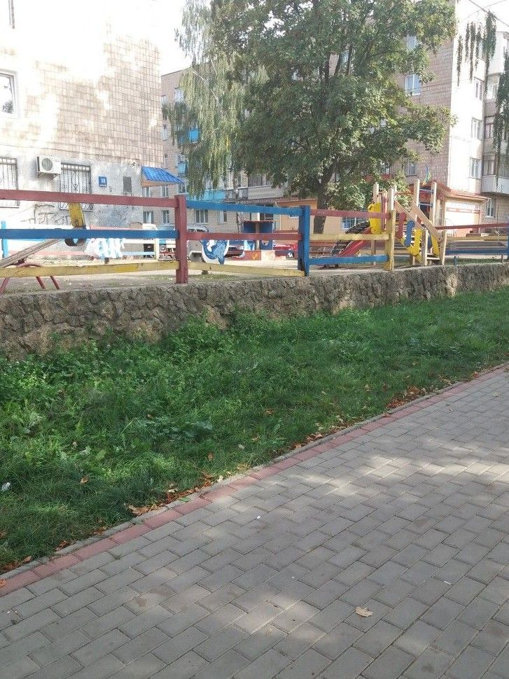 Дитячий майданчик на вулиці Відродження , 18