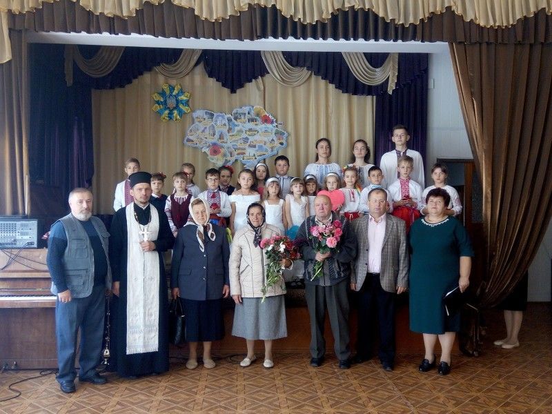 Учасники лінійки пам’яті з батьками Сергія Феоктистова Олександром і Раїсою Феоктистовими.