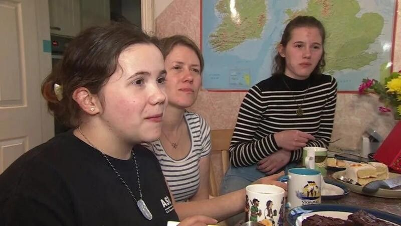 Оксана з доньками Ярою та Оленою. Фото із сайту bbc.com.