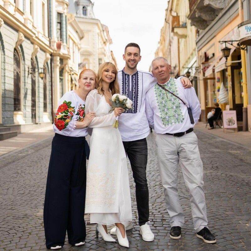 Британець Ріс нівроку підріс на втіху українці Ірині. На фото вони – з батьками акторки.  Фото – instagram.com/irinasoponaru.