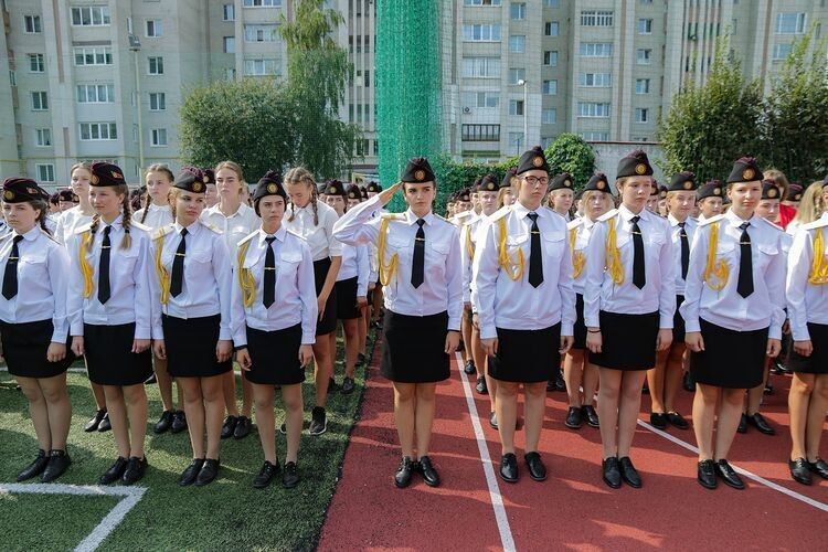 На спортивному майданчику вишикувались 400 першокурсників, 140 з яких – дівчата.