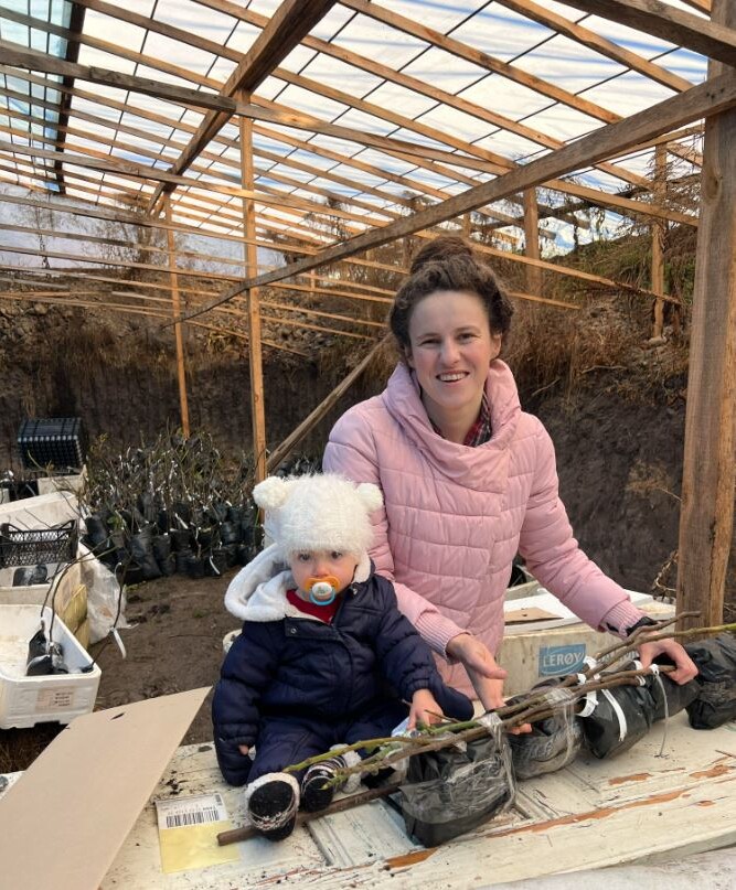 Мамина й татова доня Яриночка дуже любить бавитися там, де працюють батьки.