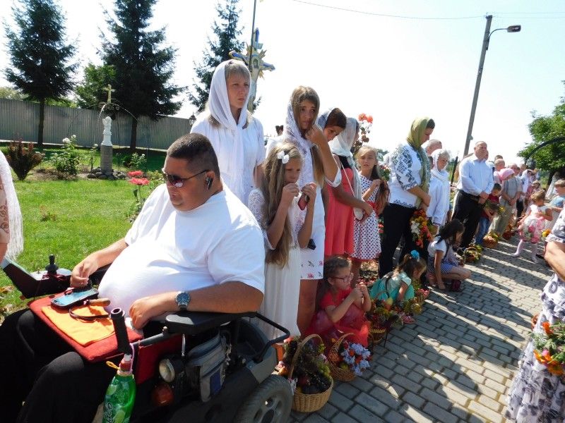 Щоб яблучка життєву силу нам давали, а дівчата – густі брови мали – всіх покропив отець Роман ЯНІВ. Фото Лесі ВЛАШИНЕЦЬ.