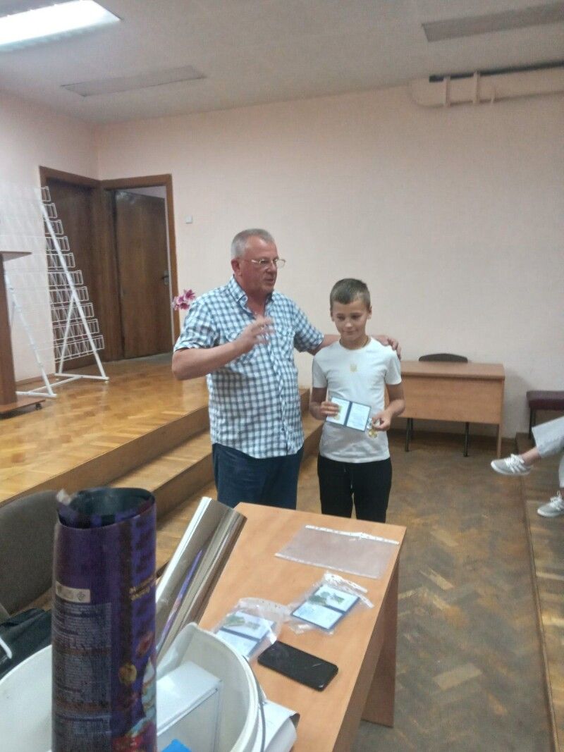 Юний пасічник Іларіон Коцюба радіє своїй першій відзнаці.