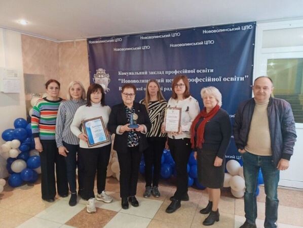 Нагорода переможців в руках директорки Нововолинського центру профосвіти Валентини Приступи. Фото – Нововолинський центр професійної освіти.