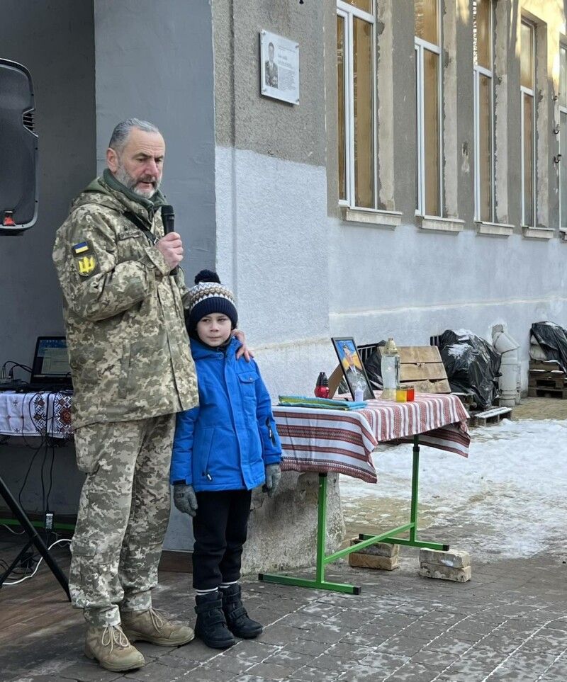 Син та батько Олега Бабія на відкритті меморіальної дошки Герою.