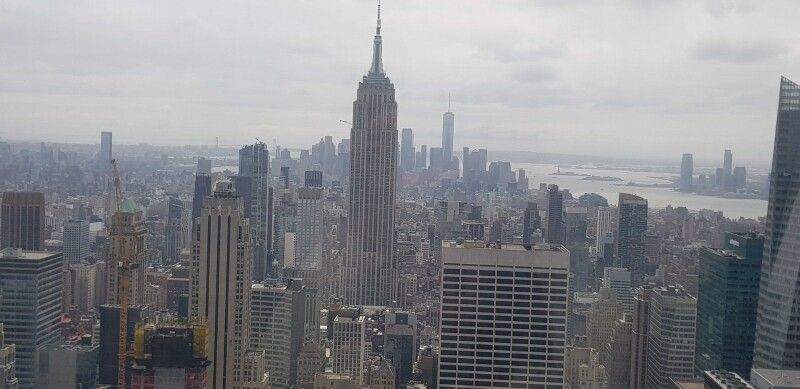 Манхеттен з оглядового майданчика, облаштованого на даху одного із хмарочосів, якими він є всесвітньовідомий.