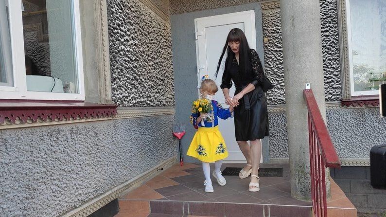 Соломія Книш з мамою вперше йдуть до школи. 