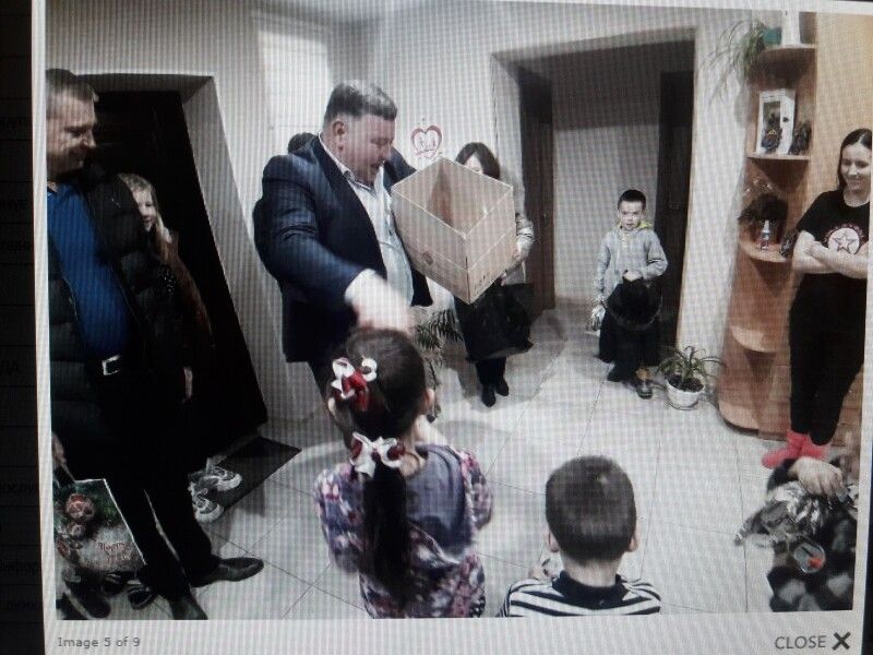 Голова Горохівської районної ради Тарас Щерблюк, роздаючи малюкам подарунки, сам радів, як дитина. 