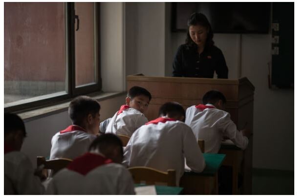 Північнокорейські школярі так нагадують радянських до кінця 1980-их. Фото: politico.eu.