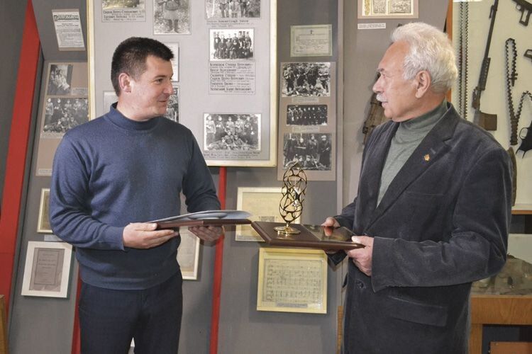 Новий директор музею Юрій Фініковський дуже радів, коли Олександр Дмитрович отримав  премію імені Степана Сачука «За служіння суспільству».