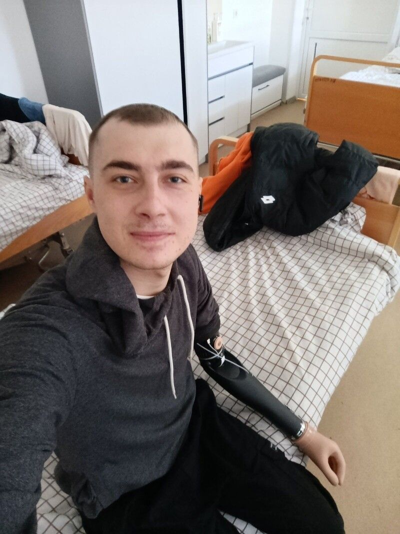 Після тривалого лікування в госпіталях Сум, Києва Дмитро проходив реабілітацію в Камінь-Каширській районній лікарні, а протез йому поставили у центрі воєнної травми «Суперх’юманс», що в місті Львові. 