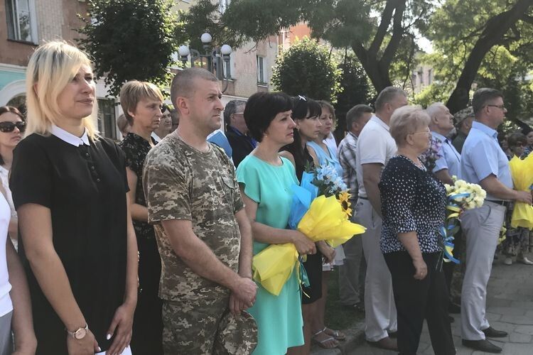Біля меморіальної стели «Слава Україні! Героям – слава!» поклали квіти.