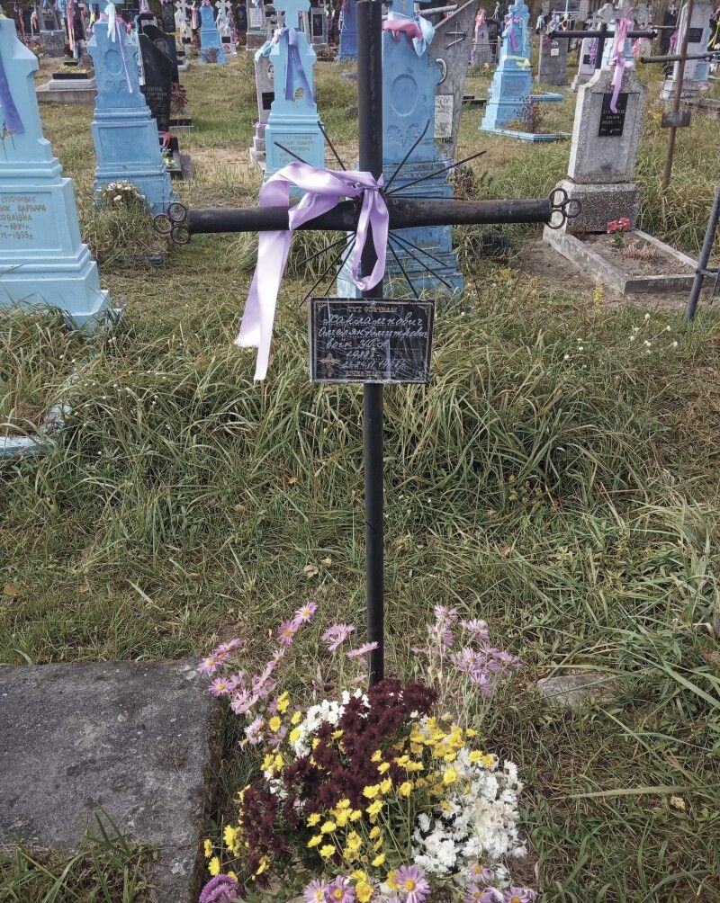 Могила Омеляна Харламповича. Племінник Ясеня – Адам Харлампович організував перепоховання його останків на кладовищі села Комарове.
